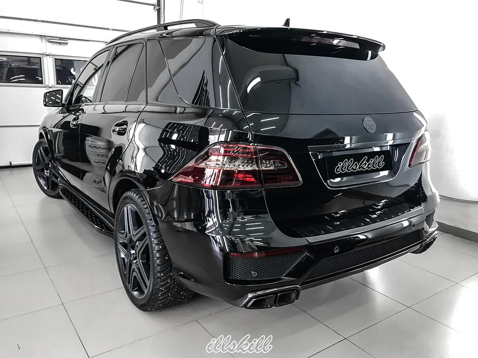Чёрный Mercedes-Benz ML, вид сзади сбоку