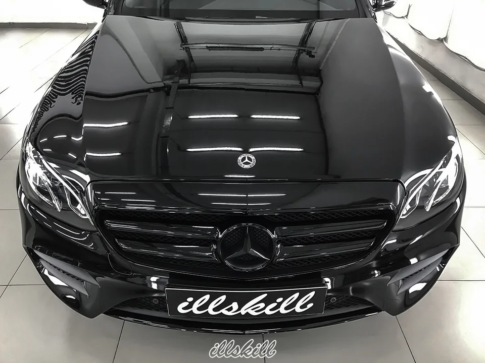 Передняя часть Mercedes-Benz с чёрной решёткой