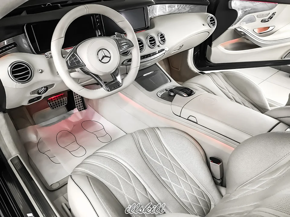 Светлая отделка салона Mercedes-Benz