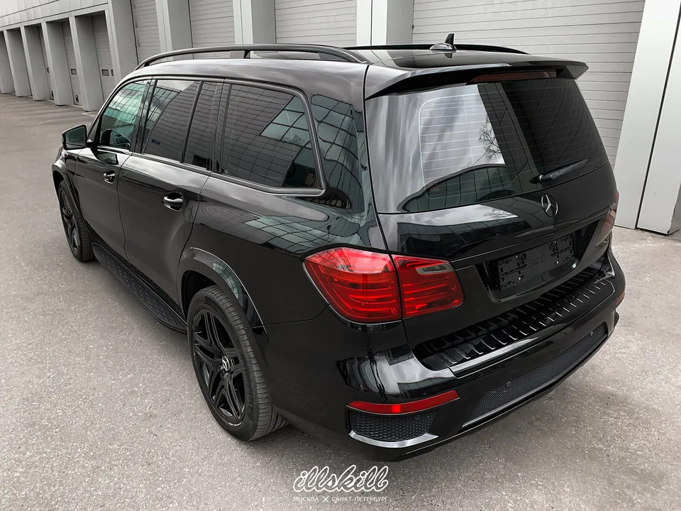 Чёрный Mercedes-Benz GL с тёмной окантовкой боковых окон