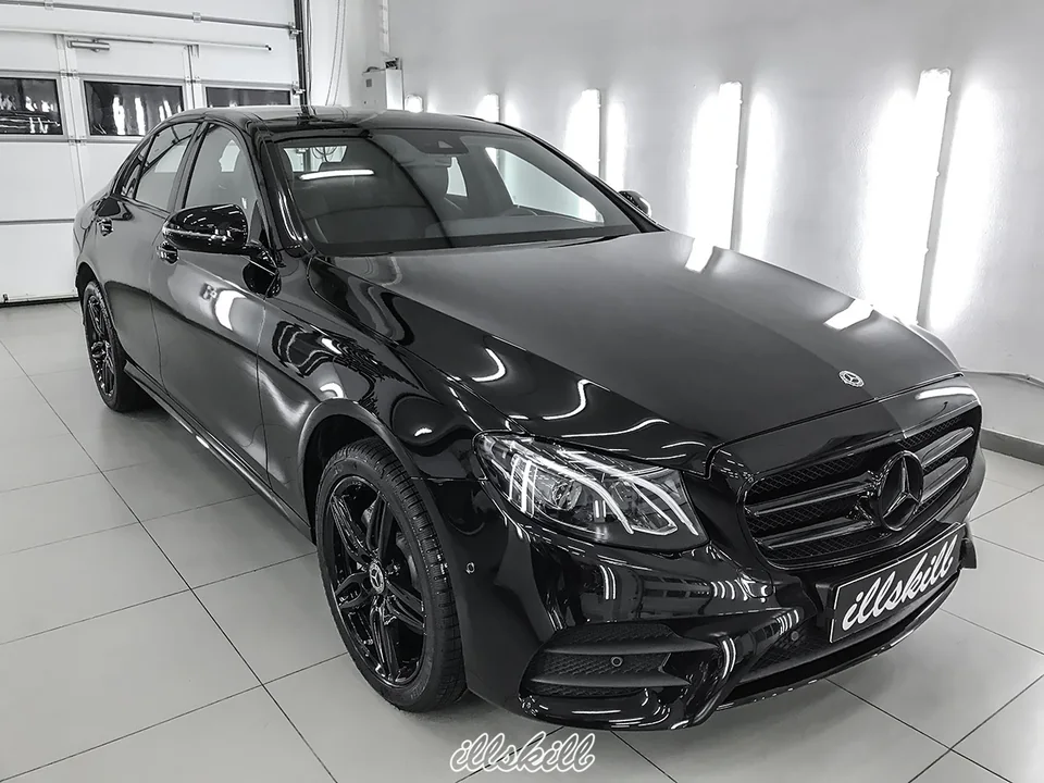 Чёрный седан Mercedes-Benz в мастерской