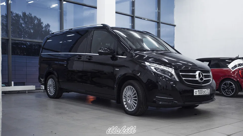 Чёрный минивэн Mercedes-Benz у мастерской