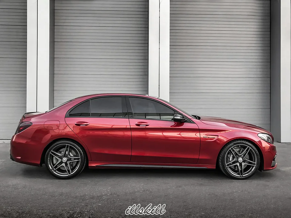 Красный Mercedes-Benz с чёрной окантовкой окон