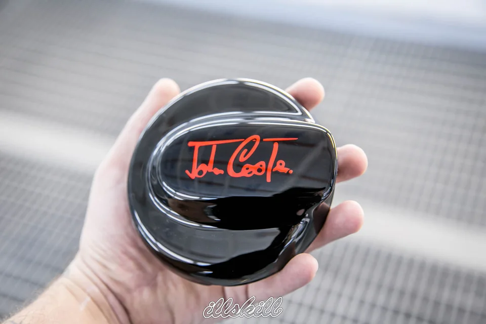 Чёрная крышка лючка MINI с красной надписью John Cooper
