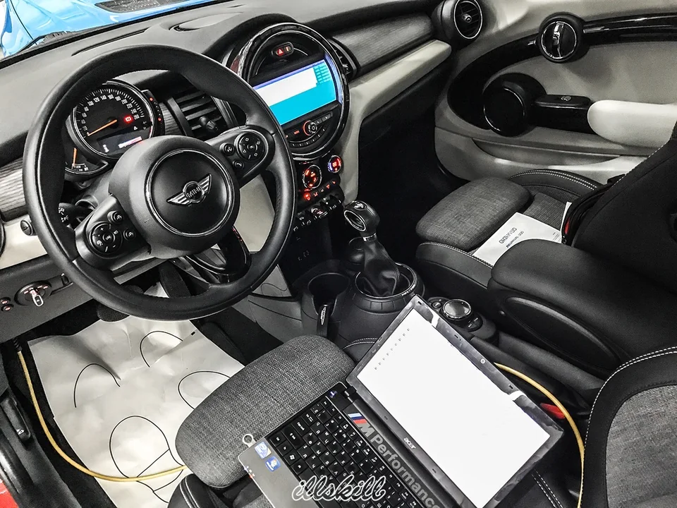 Ноутбук с подключённым кабелем в салоне MINI