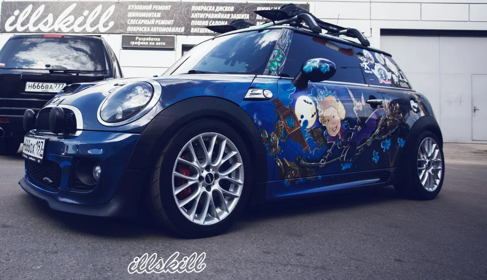Синий MINI с художественной графикой на дверях и задних крыльях