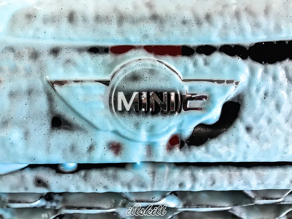 Эмблема MINI на кузове, покрытом моющей пеной