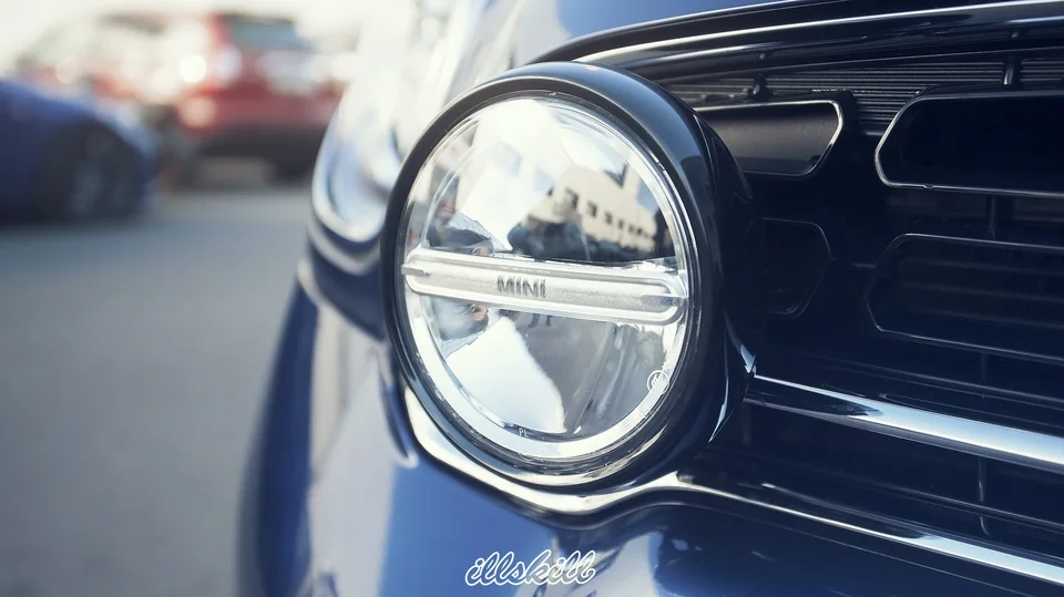 Дополнительная круглая фара на решётке синего MINI