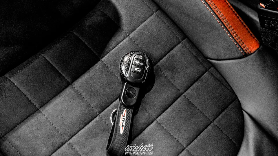Чёрная обивка сиденья MINI с красной строчкой