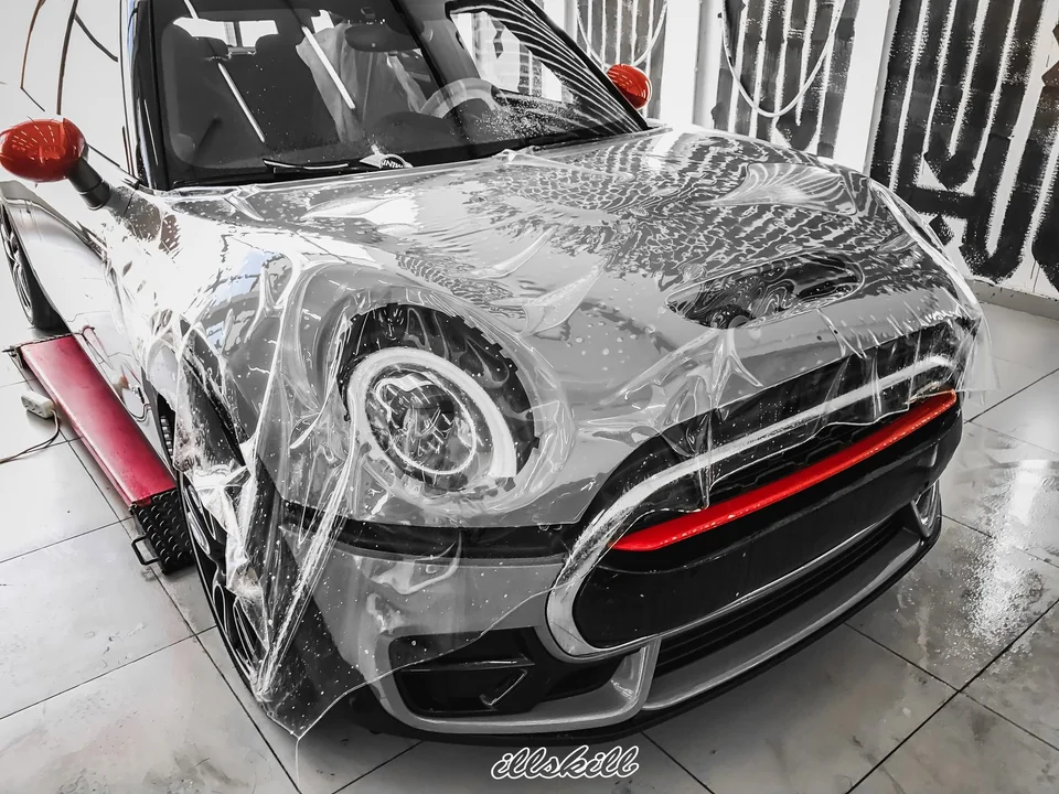 Прозрачная защитная плёнка на передней части MINI во время оклейки
