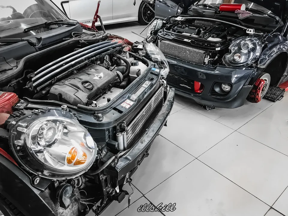 Два MINI с открытыми капотами в мастерской