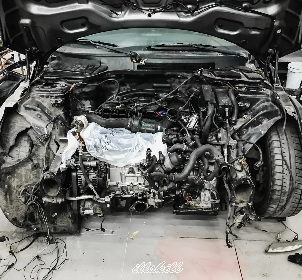 Моторный отсек MINI со снятой передней частью кузова во время ремонта