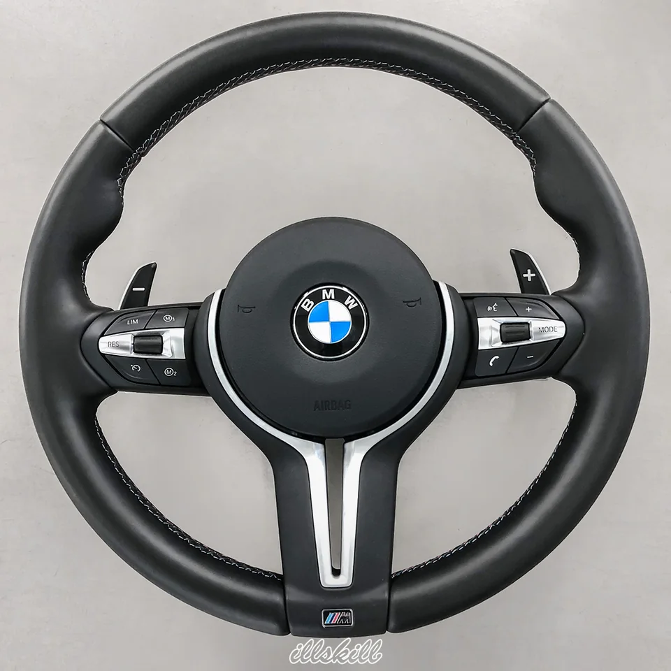 Руль BMW с чёрной обшивкой и серебристыми спицами