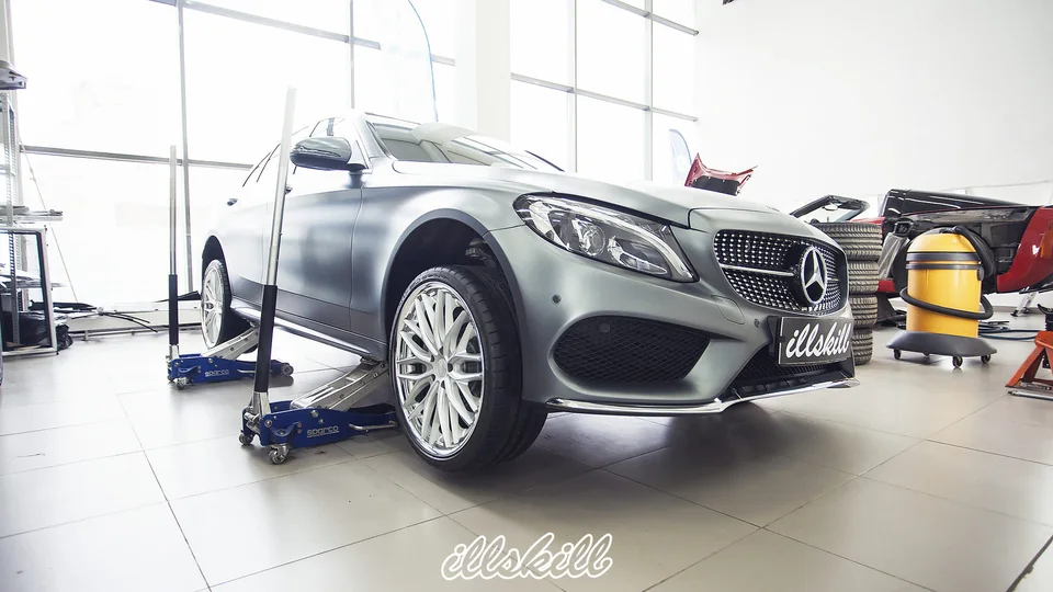 Mercedes-Benz на подъёмнике в мастерской