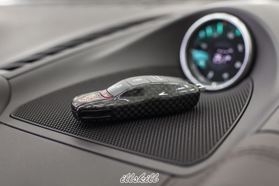 Ключ Porsche с карбоновой отделкой корпуса