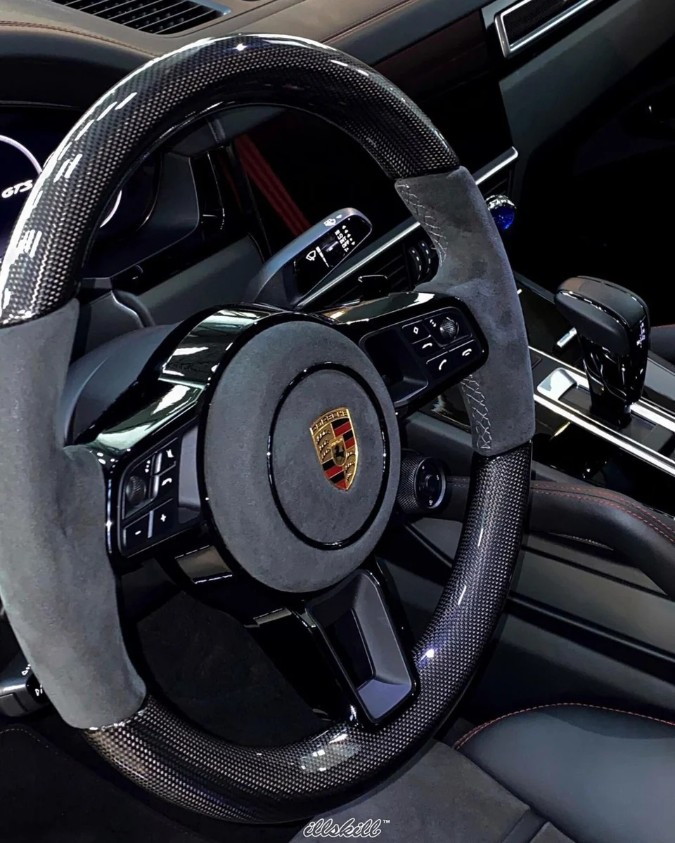 Руль Porsche с отделкой обода и элементы центральной консоли