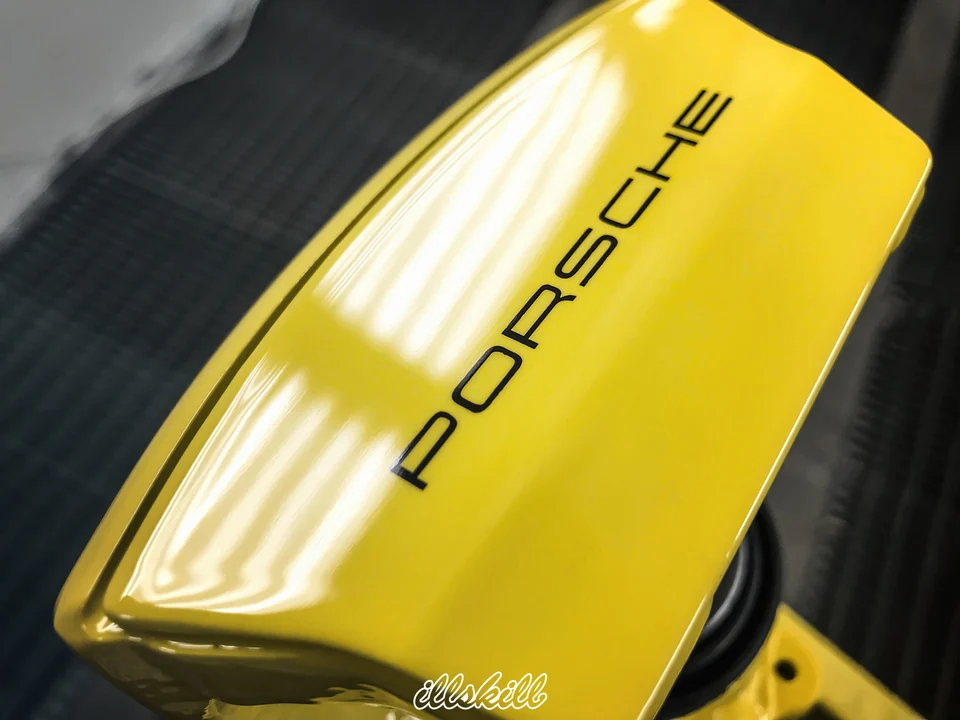 Жёлтый тормозной суппорт с надписью Porsche
