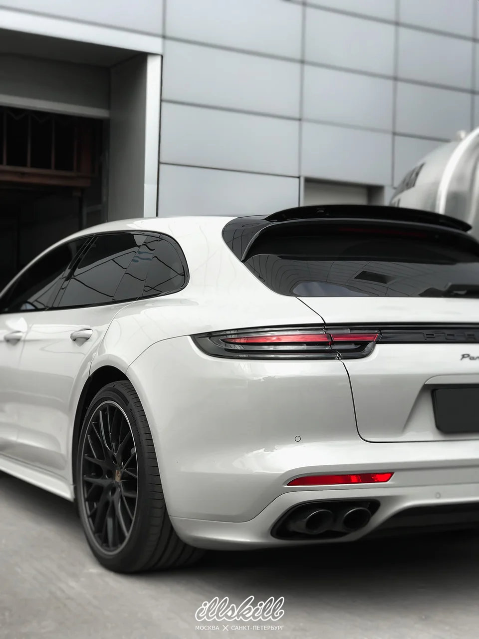 Белый Porsche, вид сзади у мастерской