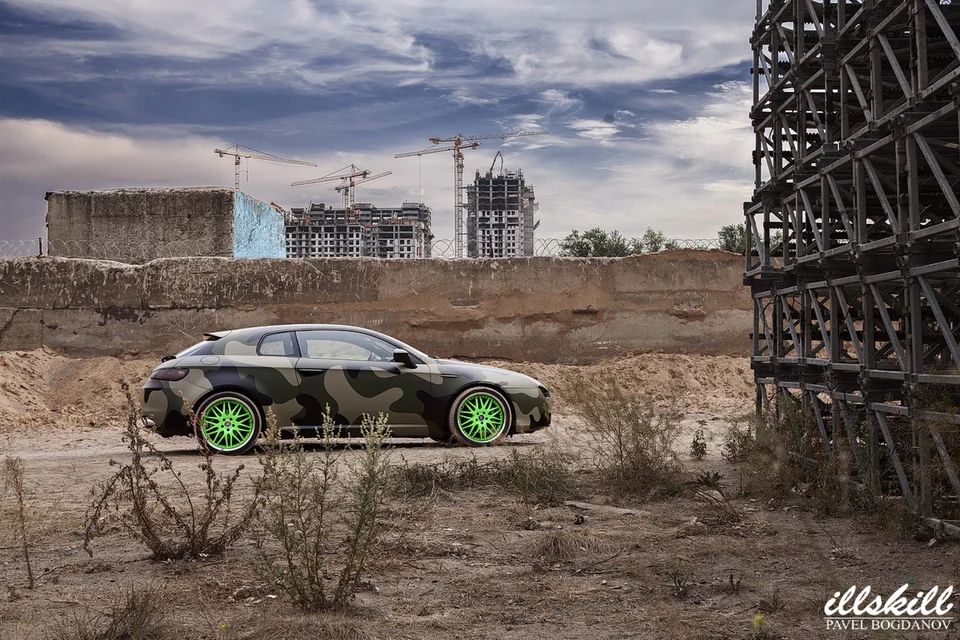 Porsche Panamera с камуфляжным рисунком и зелёными дисками