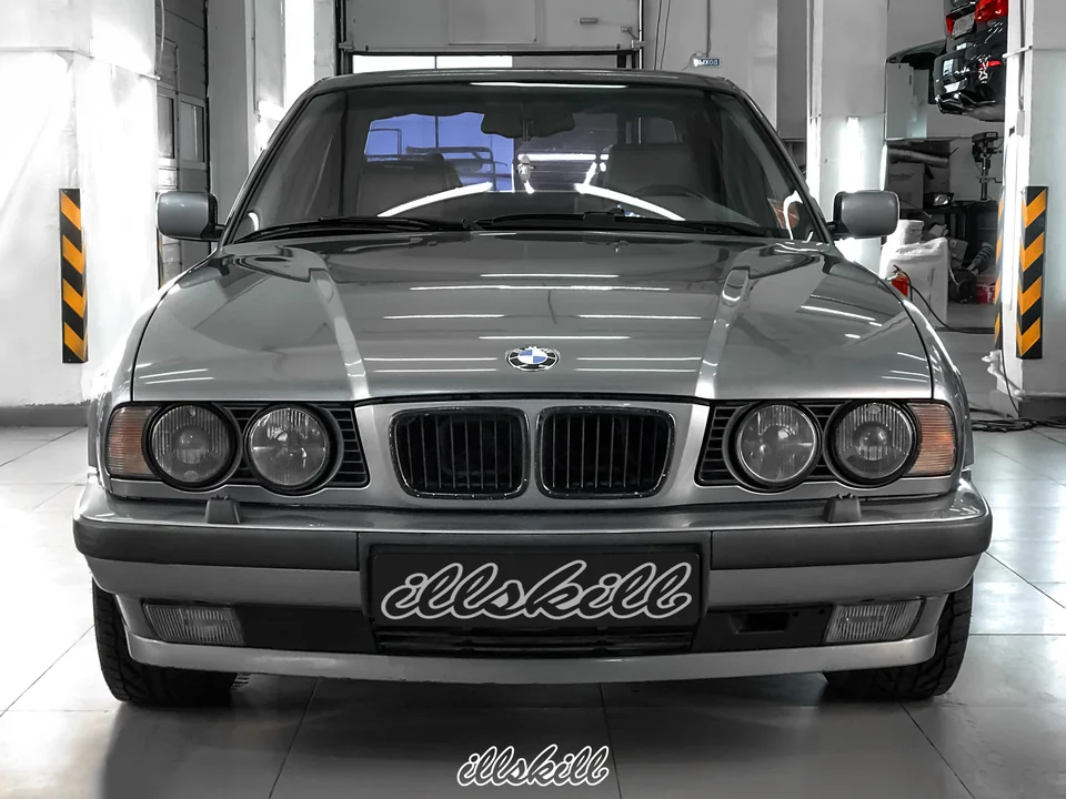 Классический седан BMW в мастерской ILLSKILL.