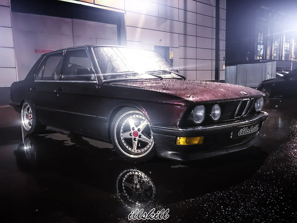 Классический BMW у мастерской. Вечерняя фотография из архива ILLSKILL.