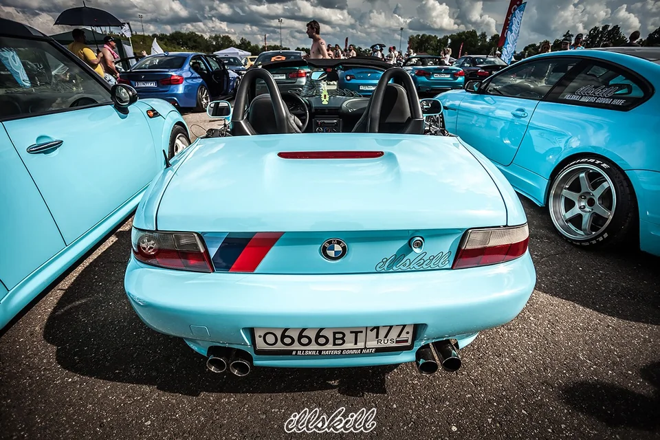 Голубая BMW Z3 на автомобильном мероприятии. Архив ILLSKILL.