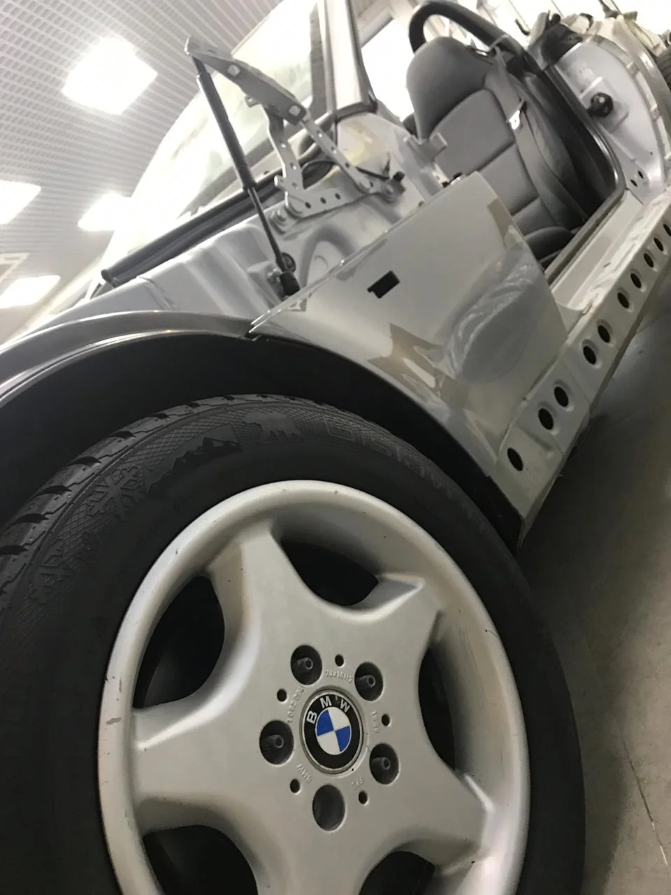 BMW Z3 со снятыми наружными деталями: видны дверной проём и боковая часть кузова.
