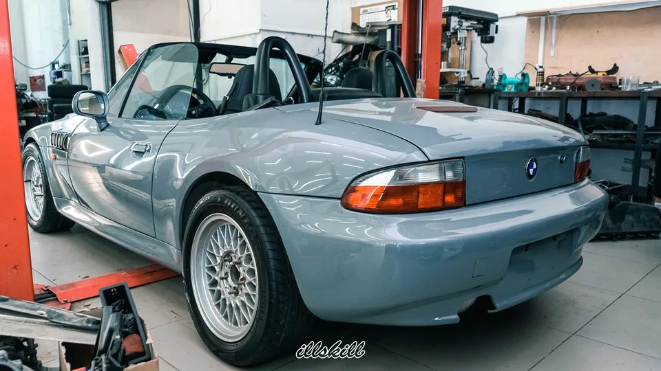 Серый родстер BMW Z3 в мастерской ILLSKILL.