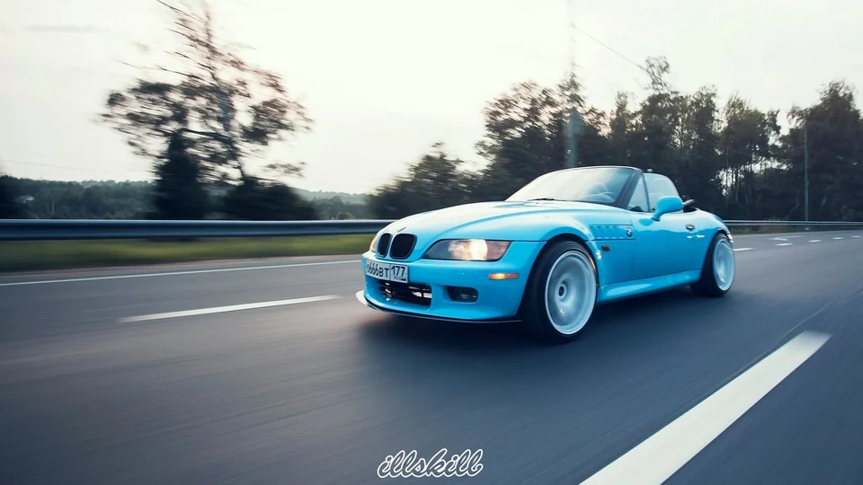 Голубой родстер BMW Z3 в движении. Фотография из архива ILLSKILL.