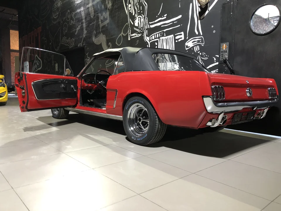 Классический Ford Mustang с открытым верхом. Архив ILLSKILL.