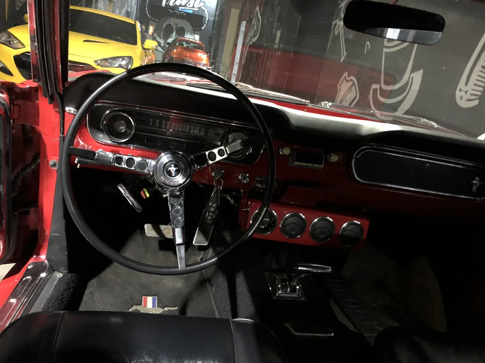 Руль, приборная панель и салон классического Ford Mustang.