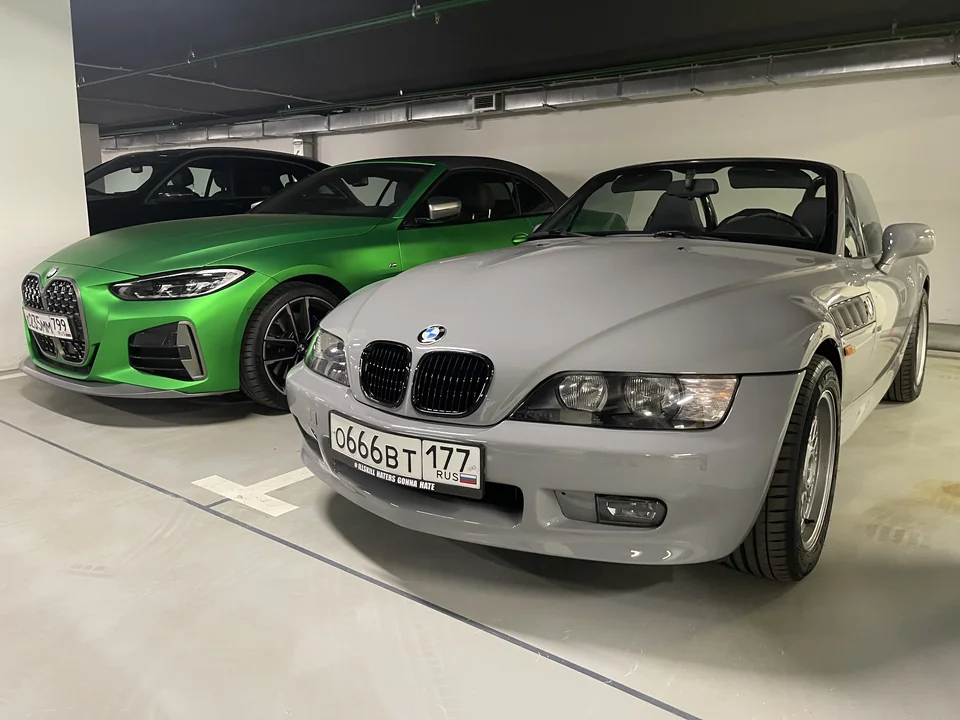 Серый BMW Z3 с закрытой крышей на площадке у мастерской.