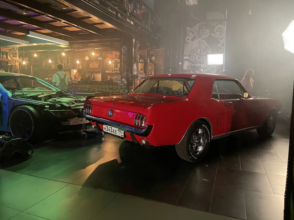 Красный классический Ford Mustang в мастерской ILLSKILL.