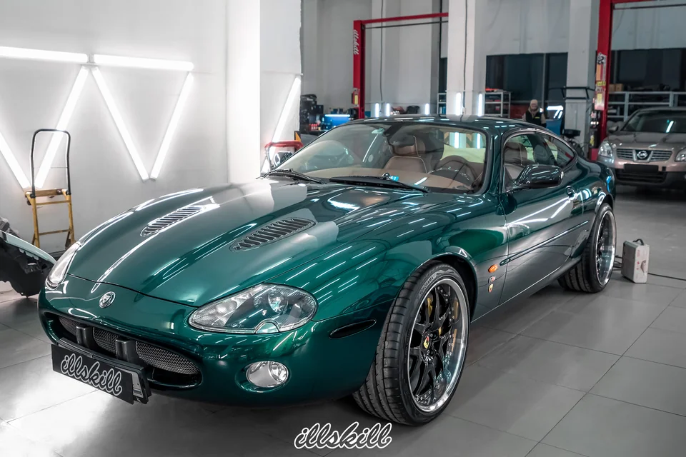 Купе Jaguar в мастерской. Фотография из архива ILLSKILL.