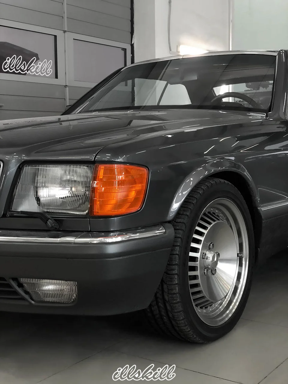 Передняя часть классического Mercedes-Benz: фара, бампер, крыло и колесо.