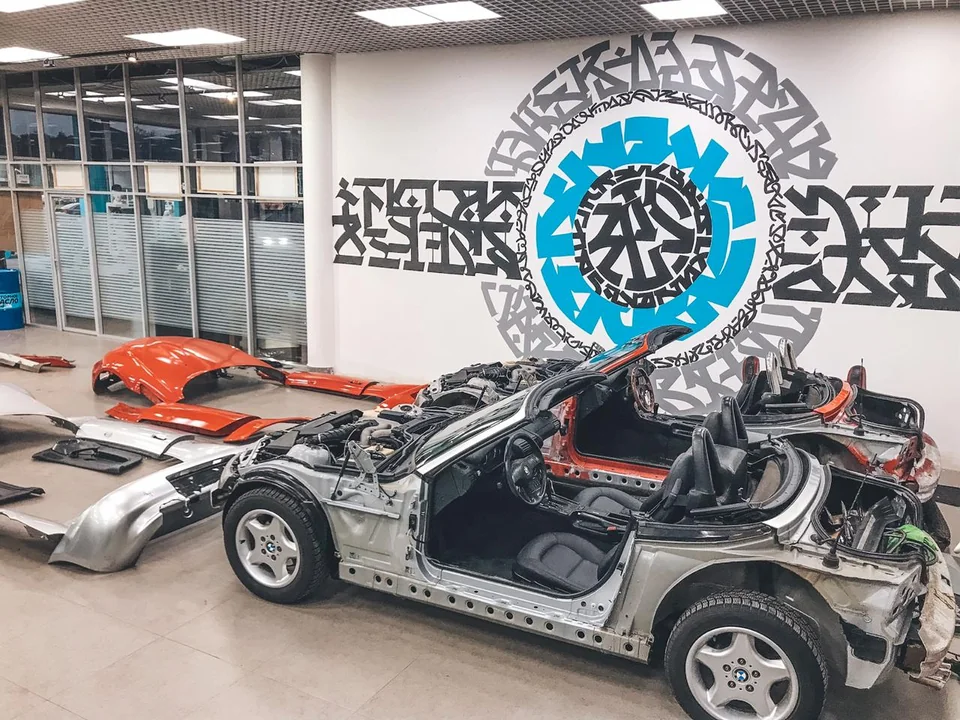 Две BMW Z3 в процессе восстановления: наружные панели сняты, открыт доступ к кузову и узлам автомобиля.