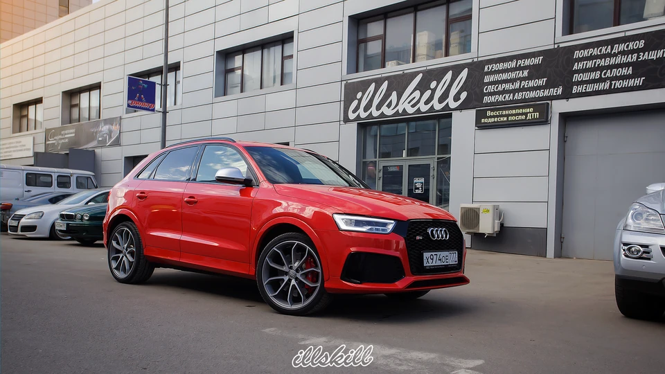Красный Audi RS Q3 с двухцветными дисками у мастерской ILLSKILL