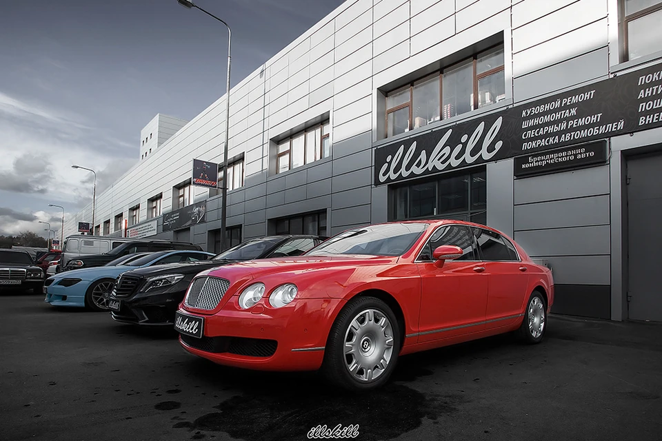 Красный Bentley с серебристыми дисками у мастерской ILLSKILL