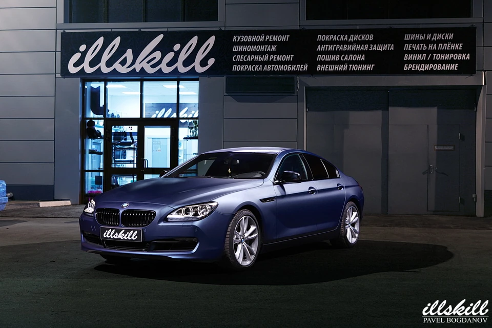 Синий BMW с серебристыми дисками у входа в мастерскую ILLSKILL