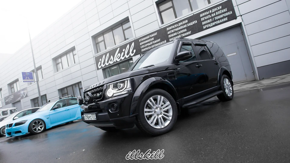 Чёрный Land Rover Discovery с серебристыми дисками у мастерской ILLSKILL