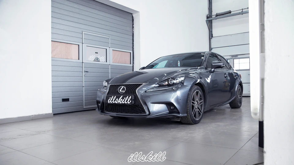 Серый Lexus с тёмными дисками в помещении мастерской