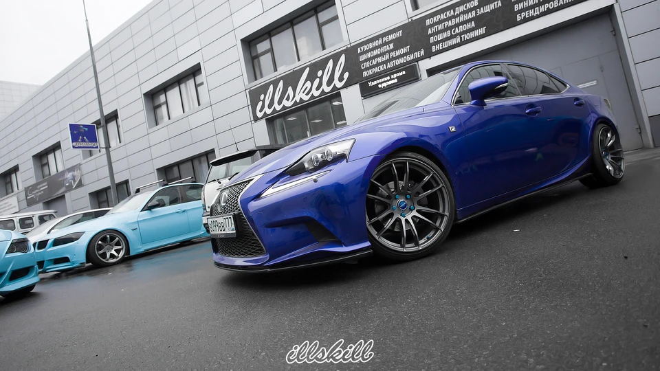 Синий Lexus с графитовыми многоспицевыми дисками у мастерской ILLSKILL