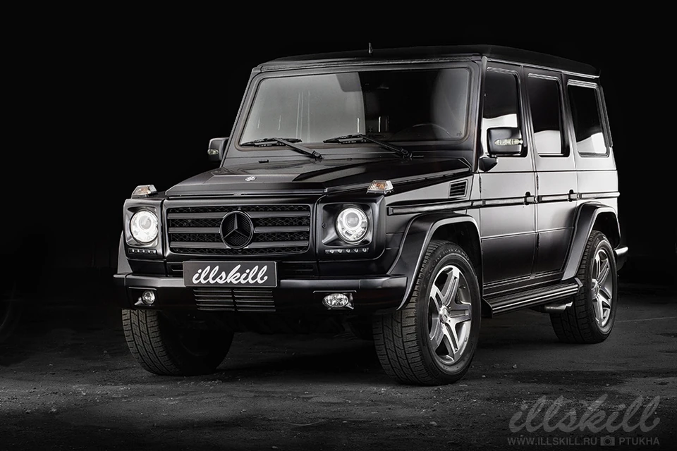 Чёрный Mercedes-Benz G-Класса с серебристыми дисками