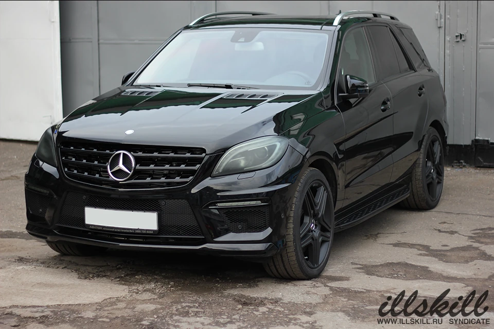 Чёрный Mercedes-Benz ML с тёмными дисками, вид спереди сбоку