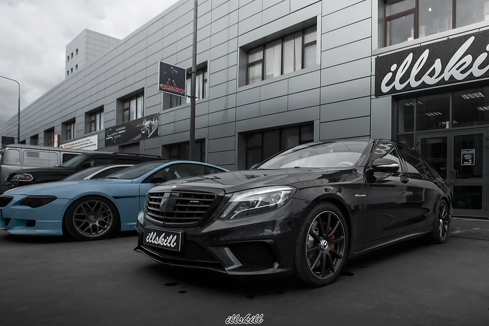 Чёрный Mercedes-Benz S-Класса с тёмными многоспицевыми дисками у мастерской ILLSKILL