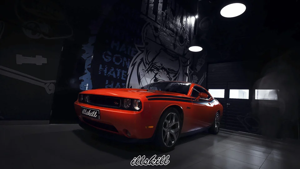 Красный Dodge Challenger в помещении мойки