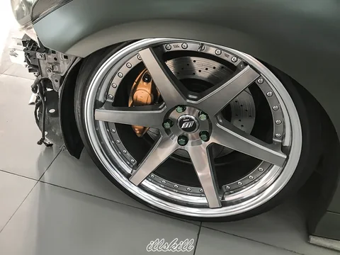 Колесо BMW и видимый за спицами суппорт