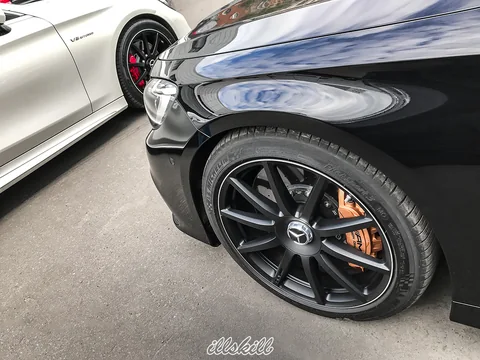 Оранжевый суппорт за чёрным диском Mercedes-Benz