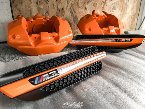Оранжевые суппорты и боковые эмблемы BMW