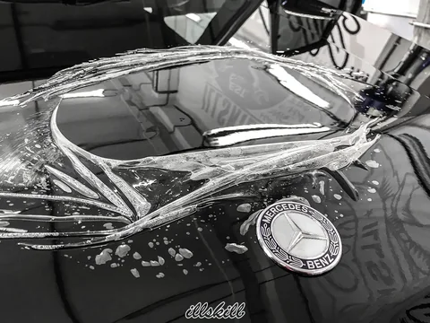 Нанесение плёнки на чёрный капот Mercedes-Benz